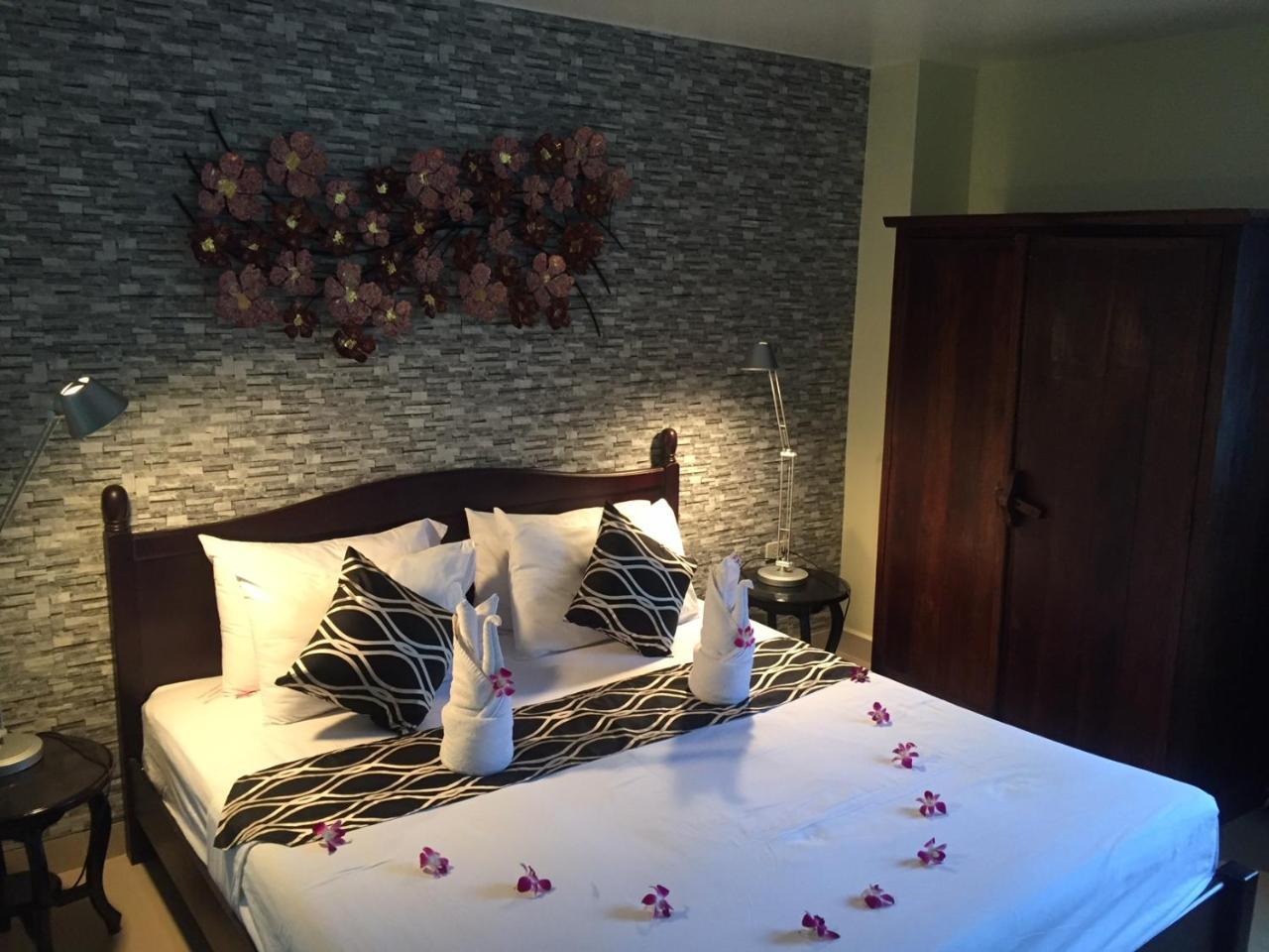 Fong Kaew And Baan Nang Fa Guesthouse Patong Extérieur photo